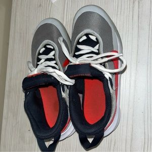 Nike Team Hustle D 10 Basketball Shoes Size 4Y